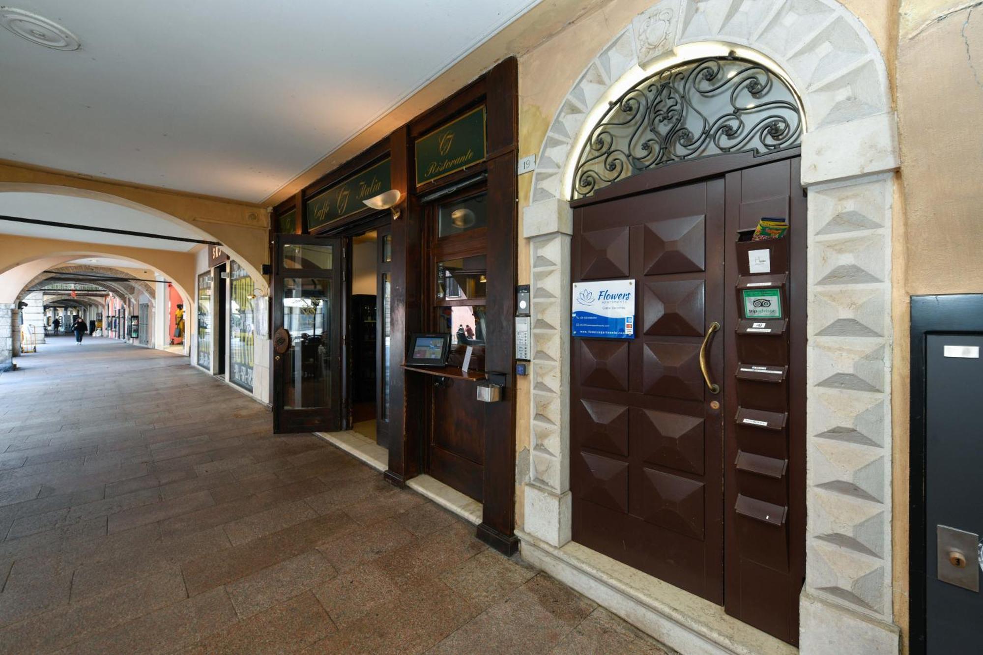 Flowers Apartments Desenzano del Garda Buitenkant foto