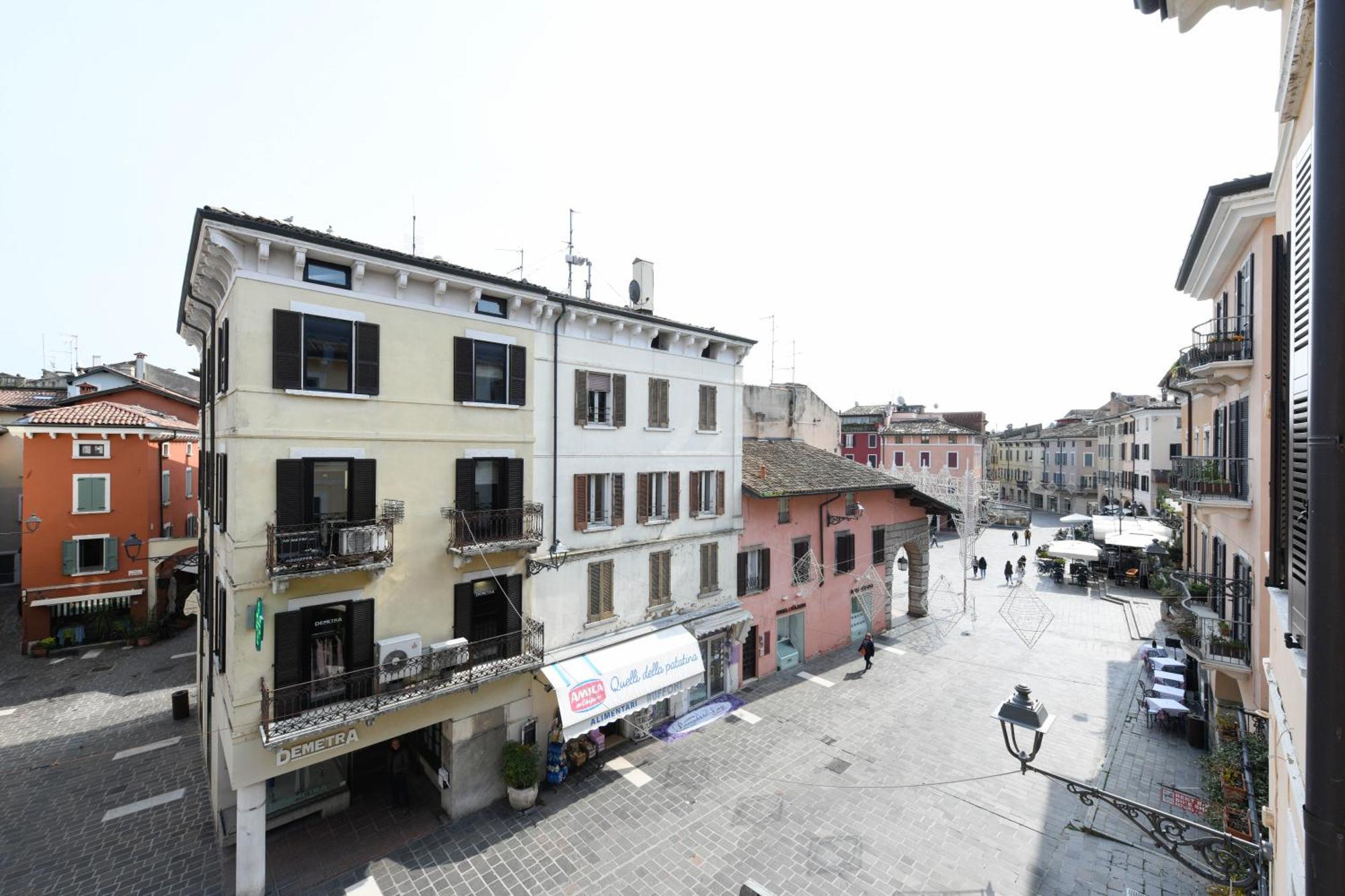 Flowers Apartments Desenzano del Garda Buitenkant foto